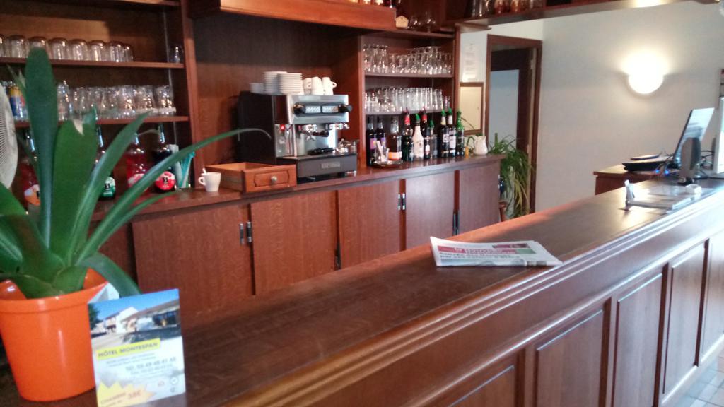 Hotel Montespan Lussac-les-Châteaux Zewnętrze zdjęcie