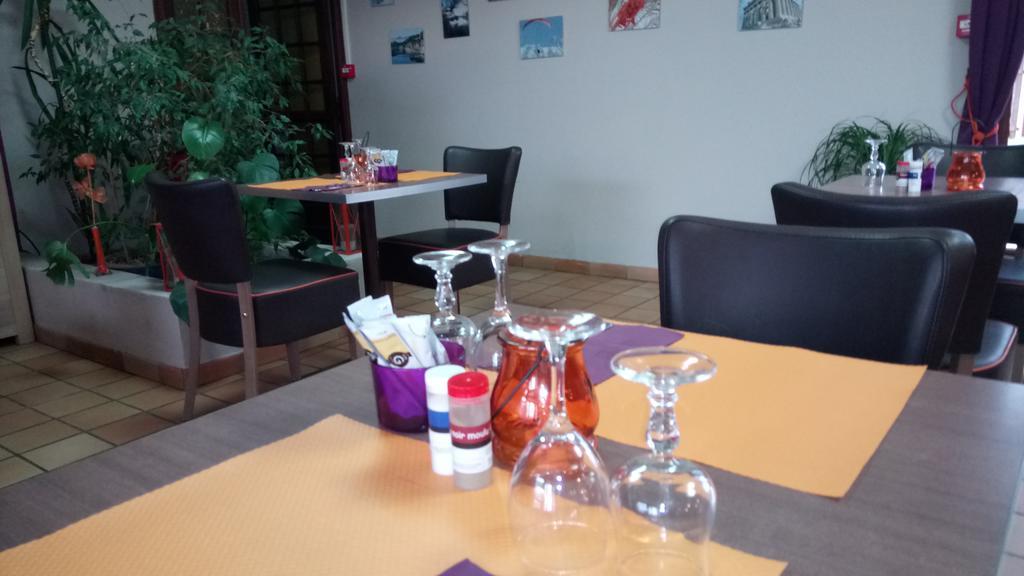 Hotel Montespan Lussac-les-Châteaux Zewnętrze zdjęcie