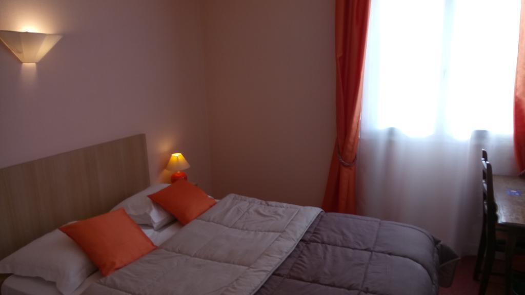 Hotel Montespan Lussac-les-Châteaux Zewnętrze zdjęcie